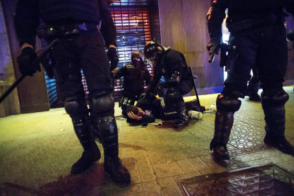 Detención de un manifestante en la protesta del 1-O en Barcelona.
