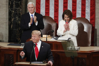 Donald Trump recibe el frío aplauso protocolario de la dirigente demócrata Nancy Pelosi.
