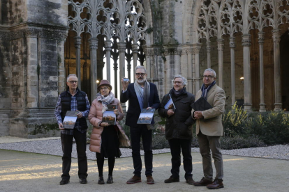Joan Reguant, Montse Parra, Fèlix Larrosa, Josep Borrell y Joan Baigol con el dosier de la candidatura.