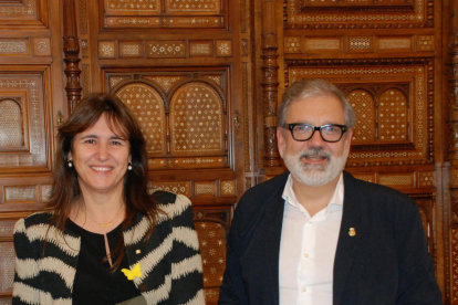 La consellera de Cultura, Laura Borràs, y el alcalde de Lleida, Fèlix Larrosa, este lunes con el dossier de la candidatura de la Seu Vella a la UNESCO.