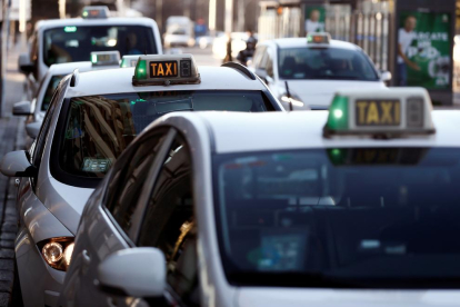 Imagen de vehículos de taxi en una parada de Madrid.