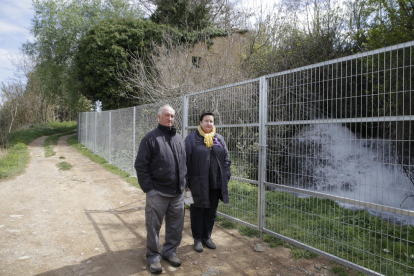 Vecinos de la partida de Grenyana en el Molí, que está vallado para su rehabilitación.