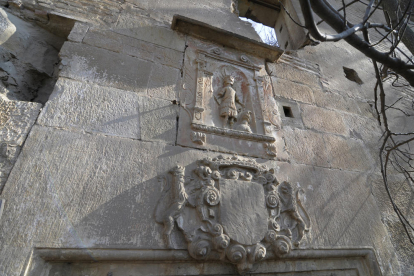 Veïns de la partida de Grenyana al molí, on han posat tanques per a la rehabilitació.