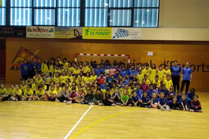 Foto de família de tots els equips (dos d'Alcarràs, cinc de Guissona i un de Lleida) que van participar en aquest torneig solidari organitzat a Alcarràs.