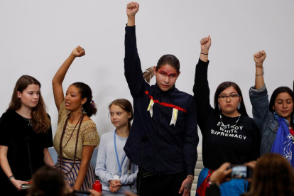 La sueca Greta Thunberg (tercera per l'esquerra) juntament amb diversos joves activistes amb qui ha participat en una roda de premsa, en el marc de la XXV Cimera de la Convenció de Canvi Climàtic de Nacions Unides (COP25).