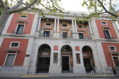 La façana de l'edifici de la Diputació de Lleida.