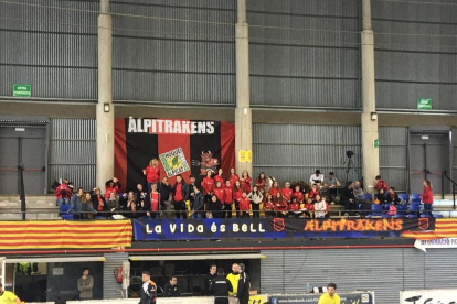Los jugadores del Alpicat celebran la victoria lograda ayer en la pista del Mataró.