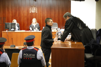 Josep Puig-Gros va intercanviar unes paraules amb un dels seus advocats abans de declarar ahir al judici.