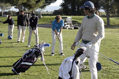 Jugadors al camp de pràctiques del Raimat Golf Club.