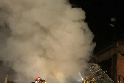 Un incendi crema material a l'exterior de la deixalleria de Lleida