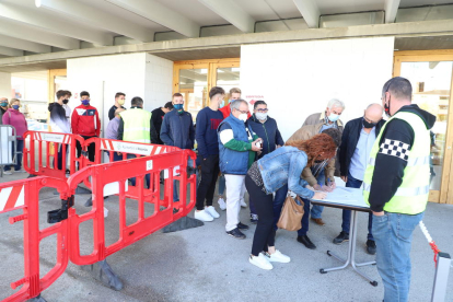 Un jugador de l’Alcarràs protegeix la pilota davant l’intent de recuperació d’un rival del Borges.