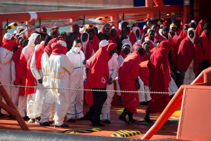 Immigrants en el moment d’arribar ahir al port de Màlaga.