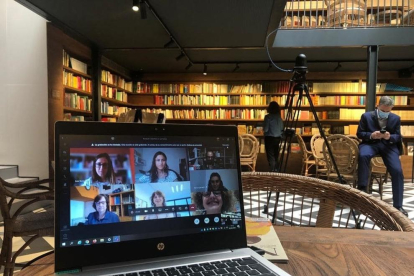 Presentació virtual de la novel·la de Care Santos a la nova llibreria Ona de Barcelona.