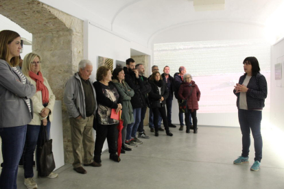 La artista Sara Boldú (derecha) inauguró la exposición.