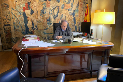 Imagen de archivo del president de la Generalitat, Quim Torra, en su despacho.