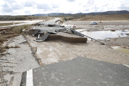 Un tramo destrozado de la carretera recientemente inaugurada en Cervià de Les Garrigues.