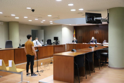 El joven, ahora absuelto, durante el juicio en la Audiencia de Lleida.