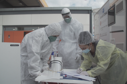 L’equip científic, durant l’experiment de l’assaig clínic.