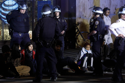 La policia de Nova York, al custodiar diversos detinguts en les protestes de dimarts a la nit.