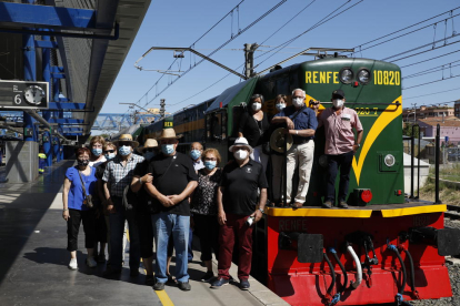 Un dels grups de passatgers que ahir van haver d’abandonar el Tren turístic al decretar-se el confinament del Segrià.