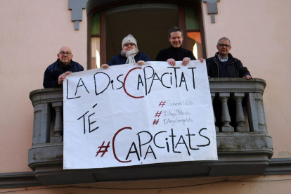 Pancarta que colgó ayer la asociación Acudam de Mollerussa. 