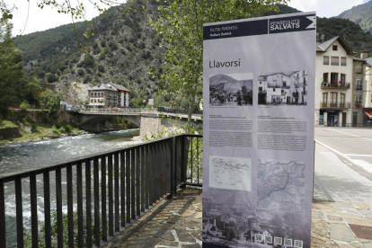 Uno de los carteles que señaliza la ruta Cabanes d’Ossèsse-Sort, a su paso por Llavorsí.