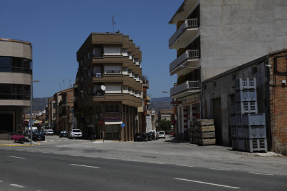 Vista de la calle Almenar de Alfarràs, donde ayer al mediodía se produjo el atropello. 