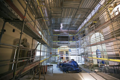 Vista del interior del Auditori de Cervera, totalmente cubierto de andamios, a punto de finalizar sus obras de remodelación.