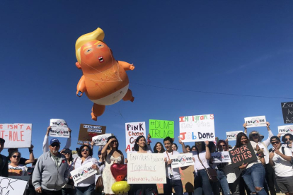 Los habitantes cercanos a la frontera hicieron volar un bebé Trump para mostras su malestar.