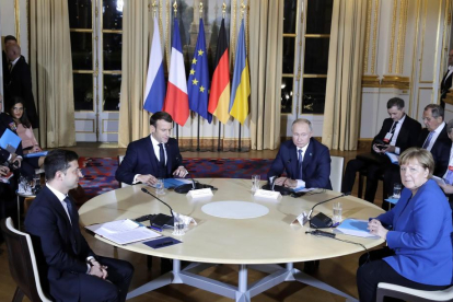 La mesa de diálogo formada por Merkel, Putin, Macron y Zelenski en París.