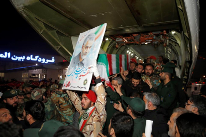 El fèretre del general iranià Soleimani a l’arribada a Teheran des de l’Iraq, on el van matar els EUA.