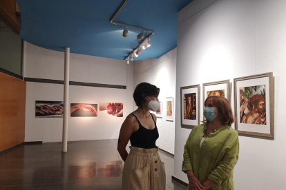 L’artista Lily Brik i la responsable de l’Espai Cavallers, Roser Xandri, ahir a l’exposició ‘Quimera’.