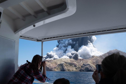L’erupció del volcà neozelandès Whakaari deixa almenys cinc morts