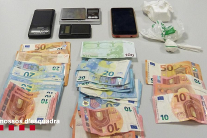 Els Mossos d'Esquadra van localitzar al pis del detingut 145,2 grams de cocaïna, estris per manipular-la, 955 euros i dos telèfons mòbils.