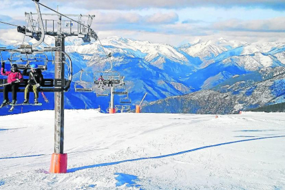Esquiadors ahir a l’estació de Port Ainé, al Pallars Sobirà.