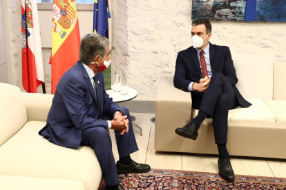 El presidente del Gobierno, Pedro Sánchez (d) durante su encuentro con el presidente cántabro, Miguel Ángel Revilla (i) en Comillas, Santander este viernes.