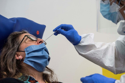 Membres de Protecció Civil reparteixen mascaretes en una estació de Còrdova.