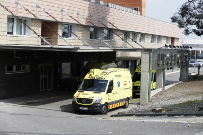 Ambulancias aparcadas ayer frente a la unidad de Urgencias del hospital Arnau de Vilanova de Lleida.