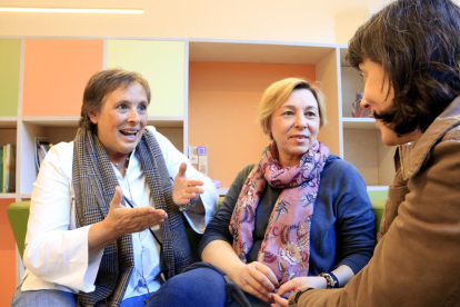 Marta, que sufrió un cáncer, y Amàlia, que tiene una triple metástasis después de un cáncer de mama, conversando con una periodista en el espacio de la AECC en Barcelona.
