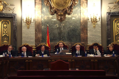 El magistrat Manuel Marchena, al centre de la imatge, presideix el tribunal de set jutges.