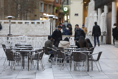 El fred va restar ahir afluència a les terrasses de bars a Lleida.