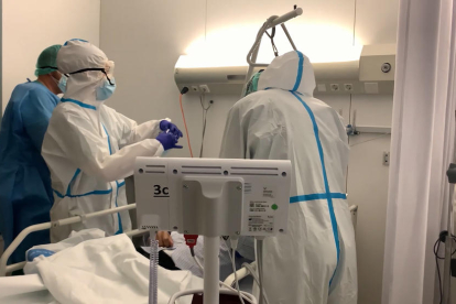 Imágenes extraídas del vídeo de la Paeria, con sanitarios atendiendo a enfermos de Covid en el hospital Arnau de Vilanova.