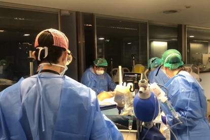 Imatges extretes del vídeo de la Paeria, amb sanitaris atenent malalts de Covid a l’hospital Arnau de Vilanova.