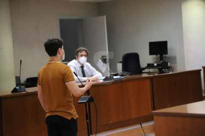 El acusado de abusar de la chica, este miércoles durante el juicio en la Audiencia de Lleida.