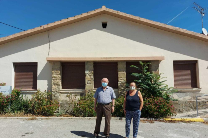 L'alcalde de Cubells, Josep Regué, i la regidora Ma. Àngels Tolosa davant d'una de les cases que ofereix l'ajuntament a les famílies nouvingudes.