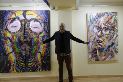 El artista madrileño Fincias presentó ayer sus obras en Lleida.