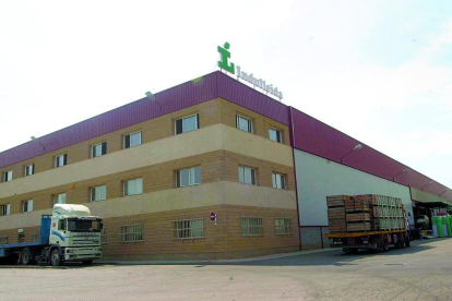 Vista de les instal·lacions de l’empresa transformadora de fruita Indulleida a Alguaire.