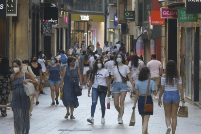 El carrer Major ahir a la tarda va presentar una bona afluència de gent malgrat la calor.