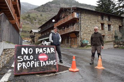 Vecinos de Os de Civís, en Les Valls de Valira, con los carteles que prohíben la entrada a los foráneos. 