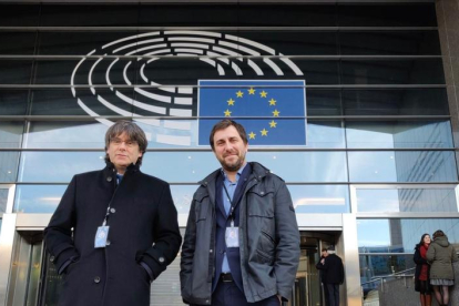 Puigdemont y Comín, ayer, tras recoger su acreditación permanente como eurodiputados en la sede del Parlamento Europeo en Bruselas.